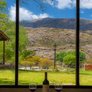 Ventanales con vistas a las montañas