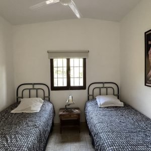 Habitación con dos camas de plaza y media